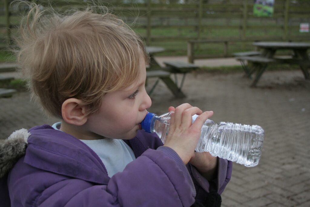 Anak-anak minum air putih