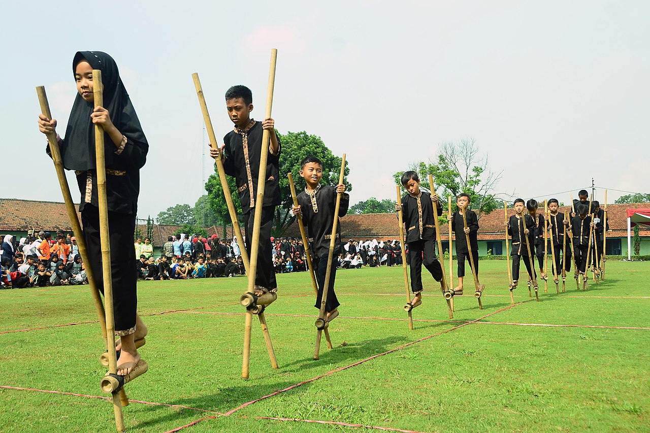 egrang bambu, anakbisa, permainan tradisional,