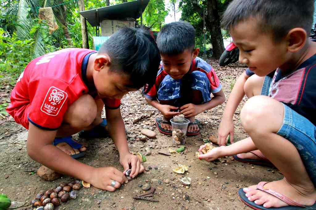 adu cilong, adu biji karet, ngadu siki karet, anakbisa, permainan tradisional, 