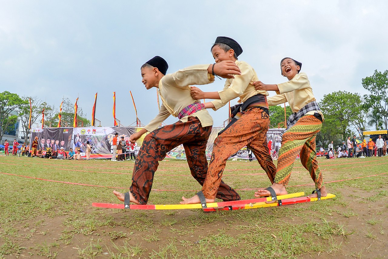 anakbisa, permainan tradisional, lomba bakiak