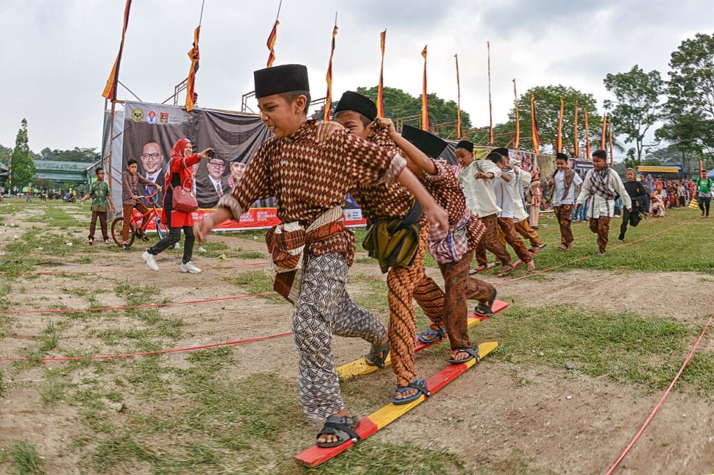 anakbisa, permainan tradisional, lomba bakiak, 