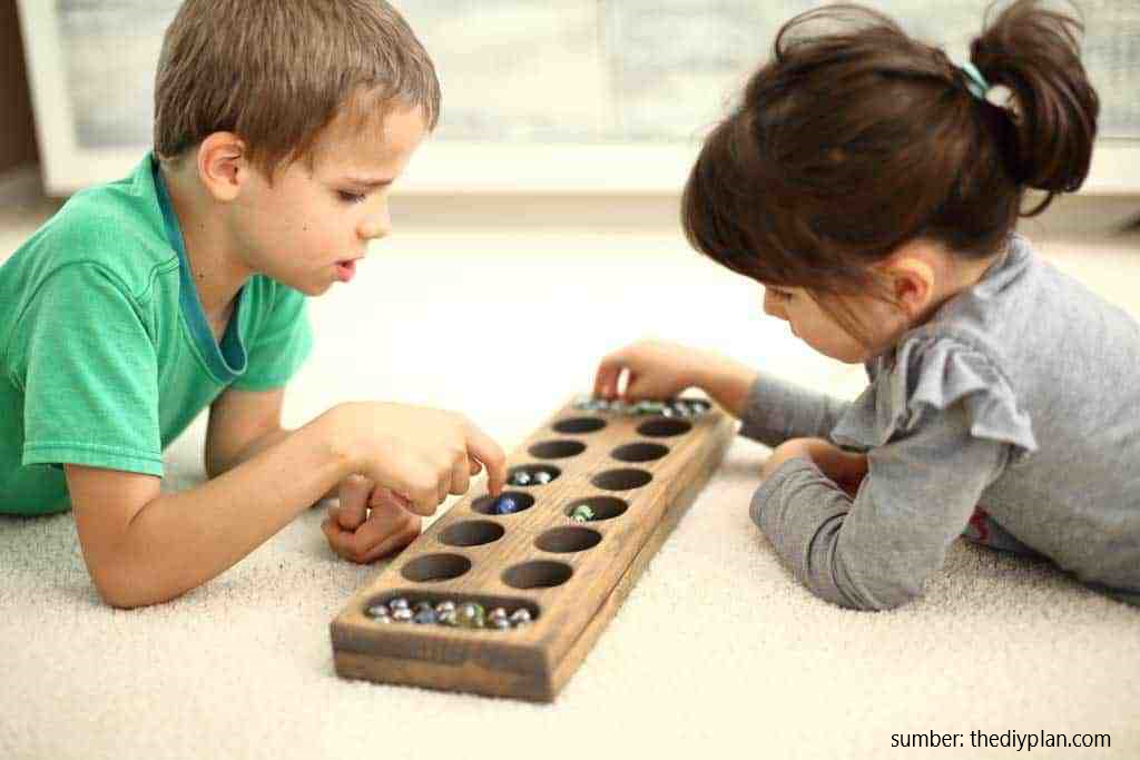 Foto anak-anak sedang bermain mancala