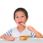 Seorang anak mencicipi madu untuk merasakan keajaiban air liur yang punya banyak manfaat